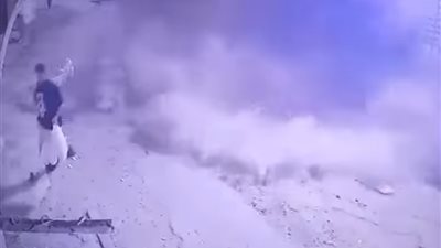 نجاة شخص تصادف مروره لحظة انهيار شرفات منزل بالإسكندرية (صور)