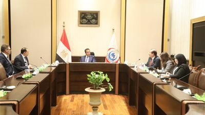 وزير الصحة يبحث تطوير صناعة الأدوية الحيوية