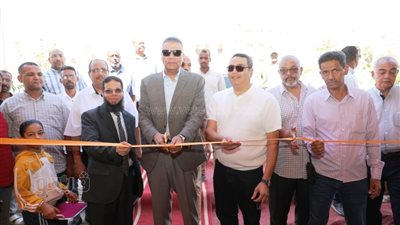 محافظ أسوان يفتتح معرض 