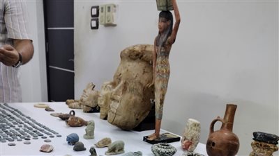 ضربة أمنية قوية لمروجي القطع الأثرية في عروس الصعيد.. ضبط عاطل استخرج 577 قطعة من منطقة جبلية بالمنيا.. والآثار تعود لعصور الدولة الوسطى (صور) 
