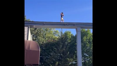 العالم يحبس أنفاسه، طفل يصيب الناس بالرعب لحظة مروره على قضبان قطار كهربائي (فيديو)