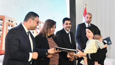 وزير الإسكان يسلم عددًا من عقود وحدات الإعلانين 10 و14 بالعبور الجديدة (صور)