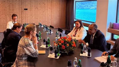 وزير الخارجية يطالب ممثلة الاتحاد الأوروبي بوضع حد للجرائم الإسرائيلية في غزة 