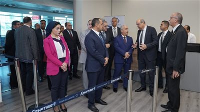 وزير الطيران ورئيس الوطنية للصحافة في استقبال أوائل الجمهورية قبل سفرهم لألمانيا