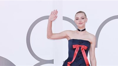 أماندا سيفريد تتألق على السجادة الحمراء لـ The Testament Of Anna Lee في فينيسيا (فيديو)