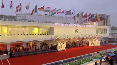 بث مباشر للسجادة الحمراء لـ فيلم The Smashing Machine في مهرجان فينيسيا 