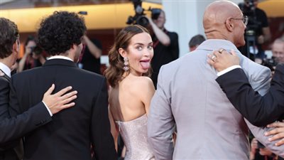 إميلي بلانت تخرج لسانها للمصورين على السجادة الحمراء بمهرجان فينيسيا (فيديو)