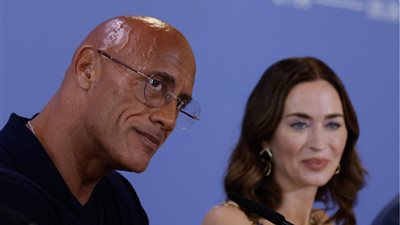 ذا روك في المؤتمر الصحفي لفيلم The Smashing Machine بمهرجان فينيسيا (فيديو)