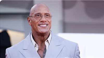 مهرجان فينيسيا، ذا روك يبكي بسبب رد الفعل على فيلم THE SMASHING MACHINE (فيديو)