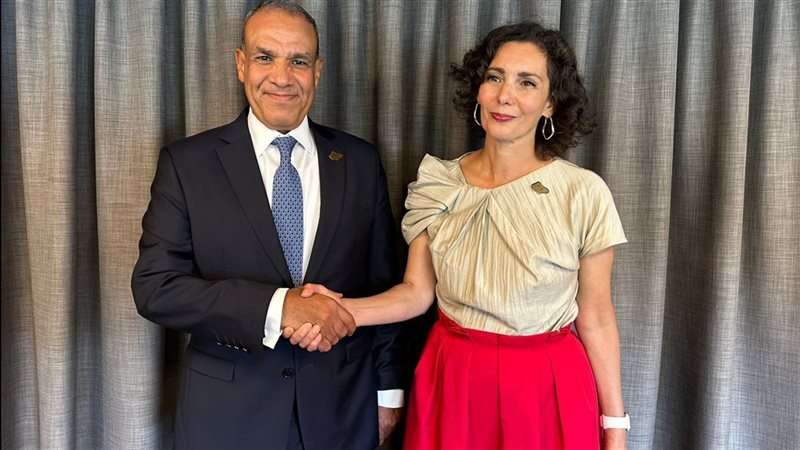 وزير الخارجية مع