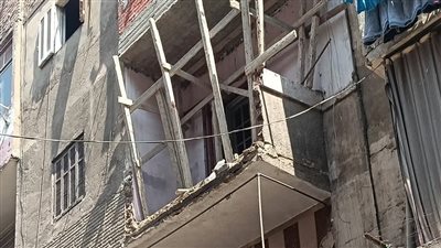 أسفر عن مصرع سيدة، النيابة تعاين مسرح انهيار بلكونة عقار بحدائق القبة (صور)