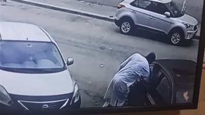 مشهد صادم، لص يحطم زجاج سيارة ويسرق منها مبلغا كبيرا ونشطاء يحذرون منه (فيديو)