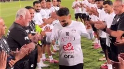 بعد تتويجه أفضل لاعب في إنجلترا، ممر شرفي من منتخب مصر لمحمد صلاح (فيديو)