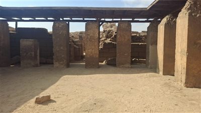 حقيقة قيام سائحة بوضع مادة زيتية على جدران مقبرة بتاح شبسس بأبو صير