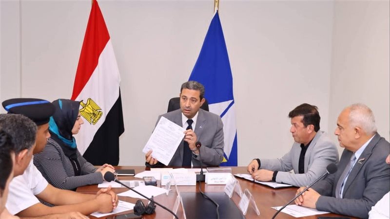 محافظ دمياط في اجتماع