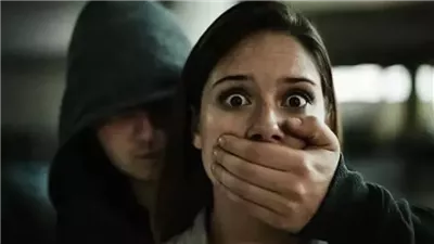 تفسير حلم الخطف في منام العزباء وعلاقته بوجود أشخاص يخططون لإيذائها 