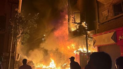 إصابة 5 أشخاص في حريق اندلع في منزل و3 محلات تجارية بسوهاج (صور)