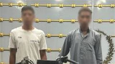 ضبط سائق موتوسيكل وصديقه اصطدما بسيدة وطفلتها في بني سويف