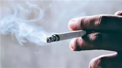 كيف يلزم القانون المدخنين بحماية المواطنين في الأماكن العامة؟ 