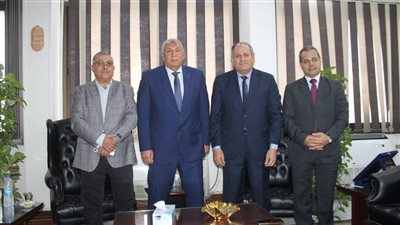 الزملوط يستعرض مع البحوث الزراعية تطوير نظم الري بالوادي الجديد