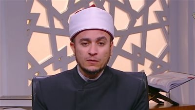 أمين الفتوى يوضح حكم الصلاة بالمناكير (فيديو)