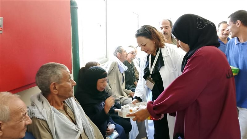 طبيبة مسيحية توزع