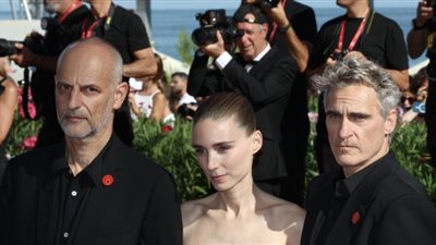 شاهد، روني مارا تبكي وخواكين فينيكس متأثرا بعد عرض فيلم صوت هند رجب بمهرجان فينيسيا