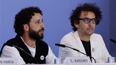 معتز ملحيس يرفع العلم الفلسطيني داخل قاعة عرض 