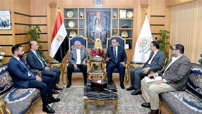 زاهي حواس يشارك في مناقشة رسالة علمية بكلية الآداب بجامعة المنصورة (صور )