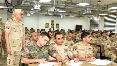 رئيس الأركان يتفقد المنظومة التعليمية بالمعاهد العسكرية التخصصية بالكيان العسكري (فيديو)