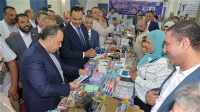 محافظ أسيوط يفتتح معرضًا للمستلزمات المدرسية بأسعار مخفضة (صور) 