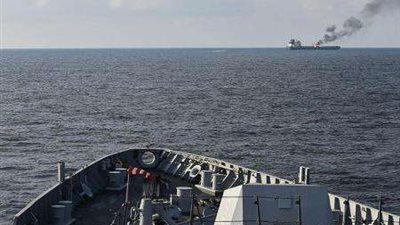 رويترز: سقوط مقذوف مجهول قرب سفينة في البحر الأحمر قبالة ميناء الحديدة اليمني