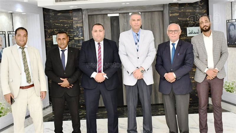 محافظ أسوان يلتقى