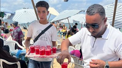 احتفالا بالمولد النبوي، شواطئ الإسكندرية توزع الشربات على المصطافين (صور)