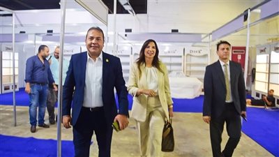 نجلاء النجار تتفقد جناح الحرف اليدوية بمعرض أهلا مدارس الرئيسي 