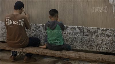 فن راقي وجمال يأسر القلوب.. قرية ساقية أبو شعرة تتربع على عرش صناعة السجاد اليدوي.. وهذه أبرز مراحل التصنيع (فيديو وصور)