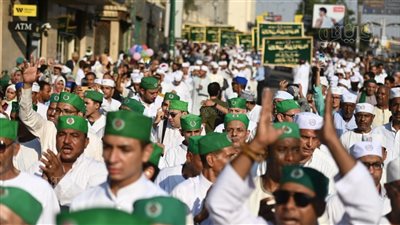 بالجلابيب البيضاء والرايات الخضراء، شاهد احتفالات الطرق الصوفية بالمولد النبوي أمام مسجد الحسين (صور)