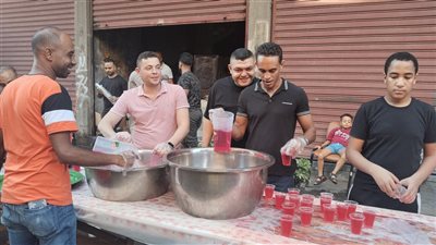 احتفالا بالمولد النبوي، أهالي الإسكندرية يوزعون الشربات والحلويات على المارة (فيديو وصور)