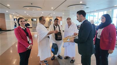  مطار القاهرة يحتفل بالمولد النبوي مع الركاب بتوزيع الحلويات