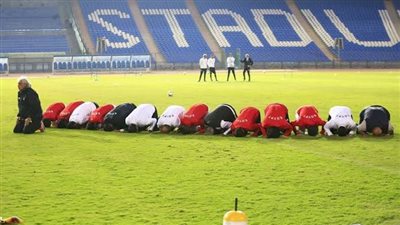 لاعبو منتخب مصر يؤدون صلاة الجمعة بالفندق 