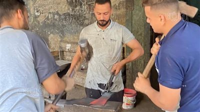 من بكالوريوس التجارة والإعلام إلى الحديد والنار.. 3 أشقاء بالمنيا يعملون في مهنة الحدادة.. ويؤكدون لـ«فيتو»: نفخر بعملنا ونصدر منتجاتنا للخارج 