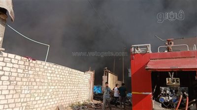 حريق يلتهم مخزنا لـ مصنع كرتون وبلاستيك في بلبيس بالشرقية (صور)