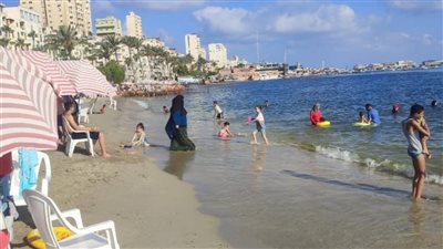 تحدوا الرايات الحمراء، إنقاذ 3 مصطافين من الغرق بشواطئ غرب الإسكندرية