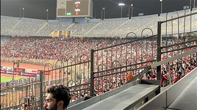 أثناء تنفيذه ركنية، جماهير منتخب مصر تهتف لــ زيزو أمام إثيوبيا (فيديو)