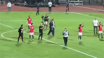 صلاح وحسام حسن يقودان لاعبي المنتخب لتحية الجماهير بعد الفوز على إثيوبيا (فيديو)