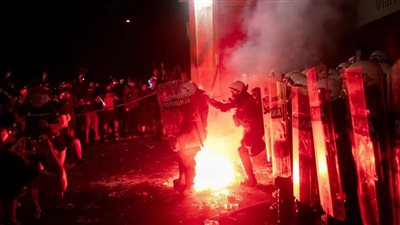 قنابل وغاز مسيل للدموع، الشرطة الصربية تواجه تظاهرات الآلاف ضد الرئيس في نوفي ساد (فيديو)