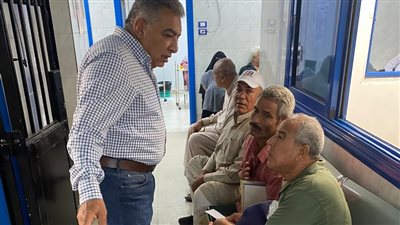 جولة مفاجئة لمحافظ الدقهلية بعيادة التأمين الصحي ببلقاس (صور)