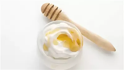 فوائد الزبادي بالعسل، مزيج مثالي يعزز الصحة والجمال