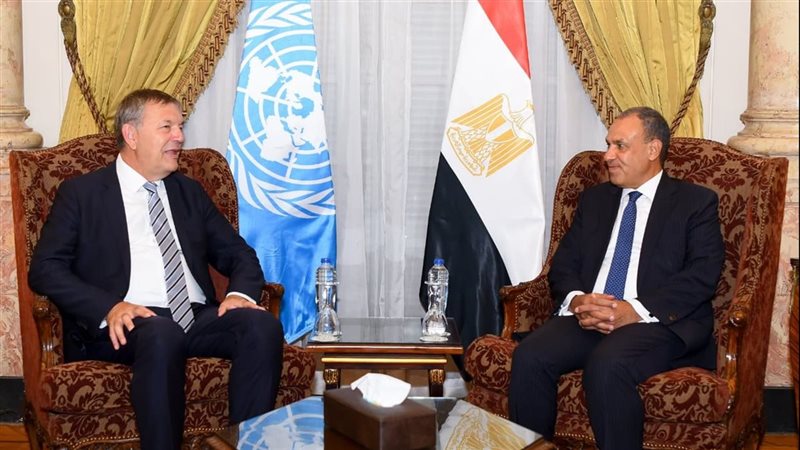 وزير الخارجية مع