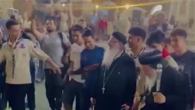 الأنبا ديمتريوس يشارك شباب البرشا مباراة كرة قدم ويصوب ضربة جزاء 